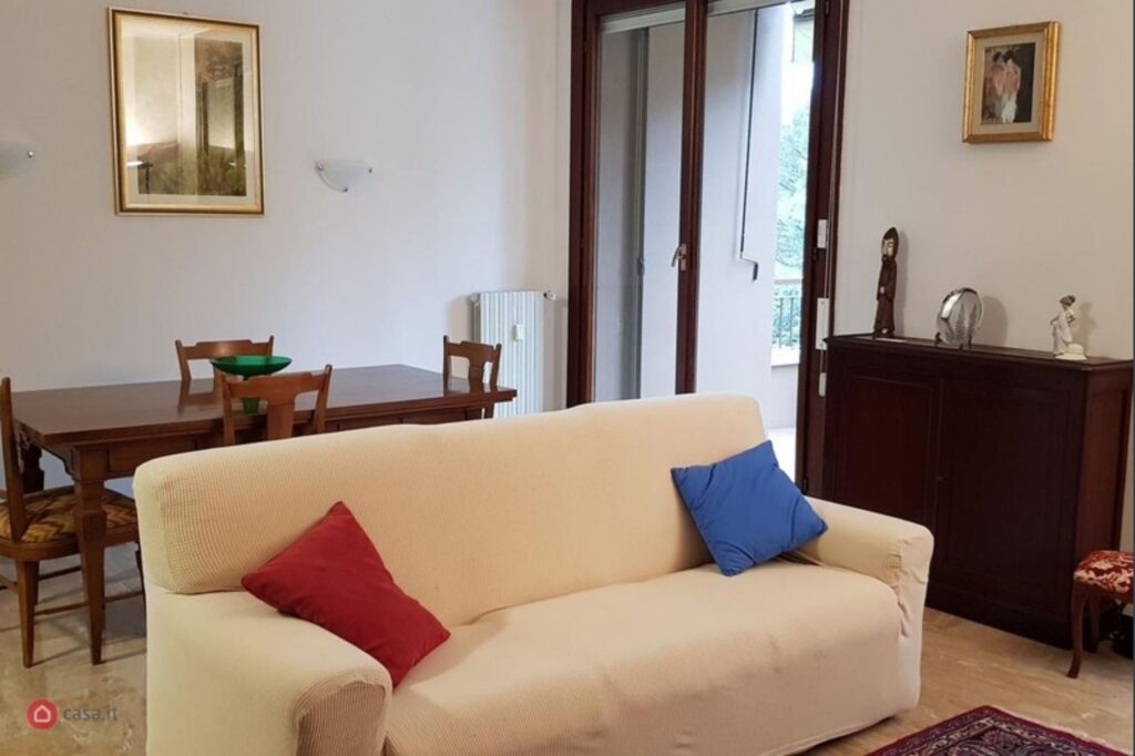 Home Staging in una casa abitata, con focus sul decluttering e la valorizzazione degli spazi.