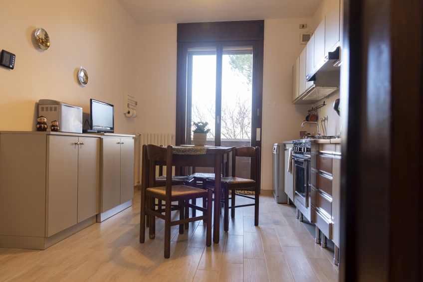 Home Staging in una casa abitata, con focus sul decluttering e la valorizzazione degli spazi.